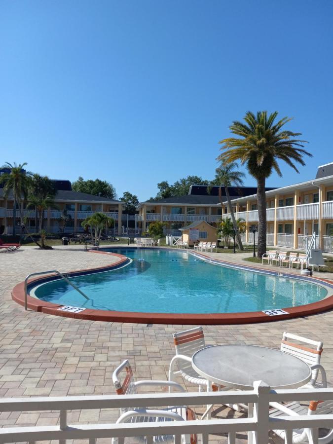 Rodeway Inn Holiday Exterior foto