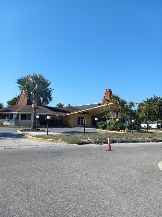 Rodeway Inn Holiday Exterior foto