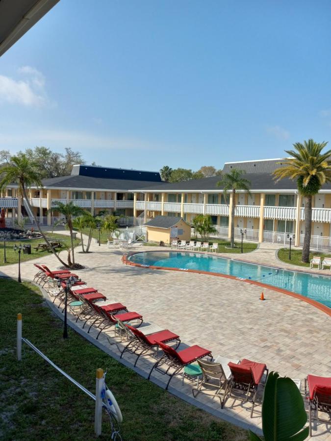 Rodeway Inn Holiday Exterior foto