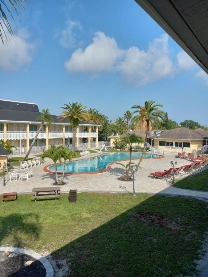 Rodeway Inn Holiday Exterior foto